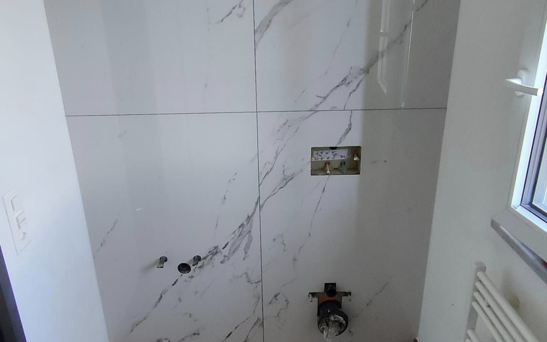 Bagno con piastrelle effetto marmo