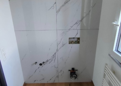 Bagno con piastrelle effetto marmo