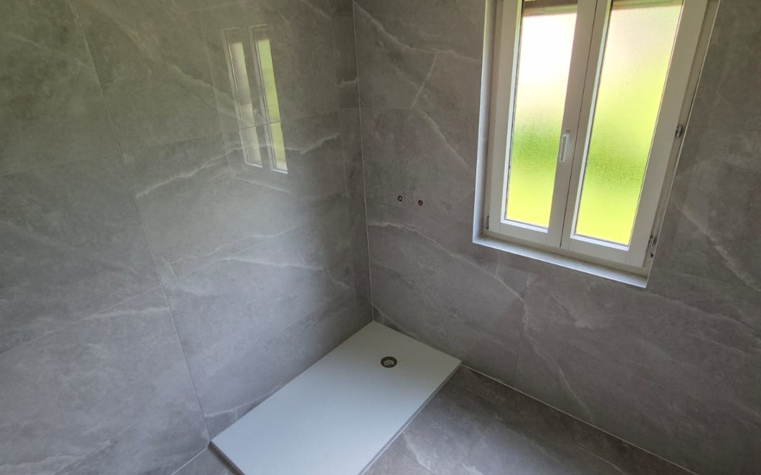 Ristrutturazione bagno con piastrelle effetto pietra