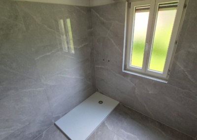 Ristrutturazione bagno con piastrelle effetto pietra