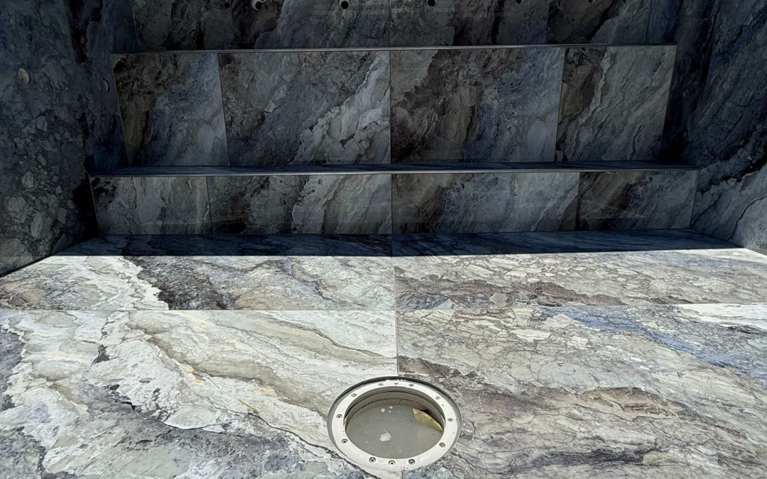 Piscina rivestita con piastrelle effetto marmo