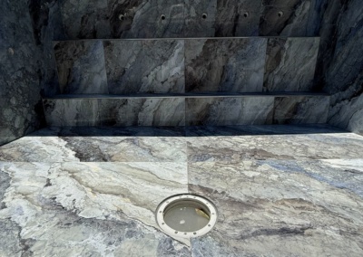 Piscina rivestita con piastrelle effetto marmo